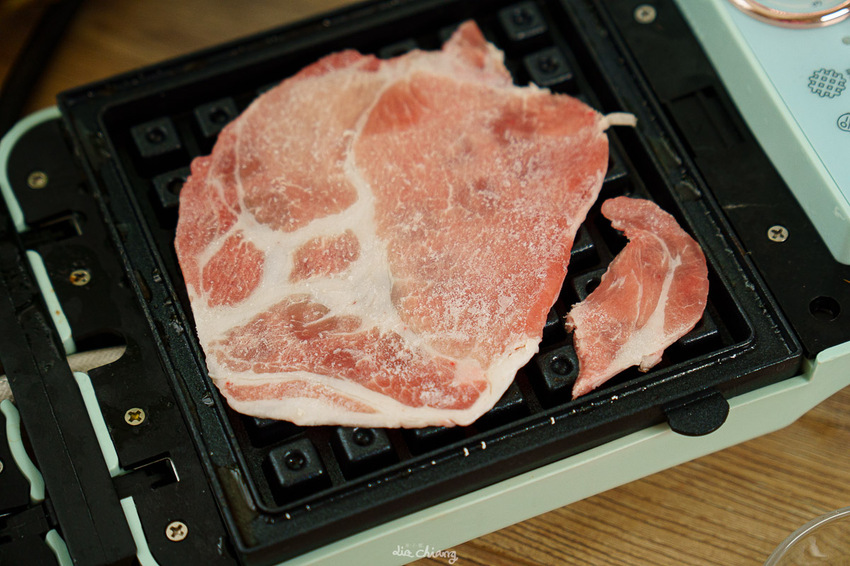 NICONICO 多功能料理點⼼機推薦,烤鬆餅、煎蘿蔔糕、香腸都超適合,外觀馬卡龍色超美~