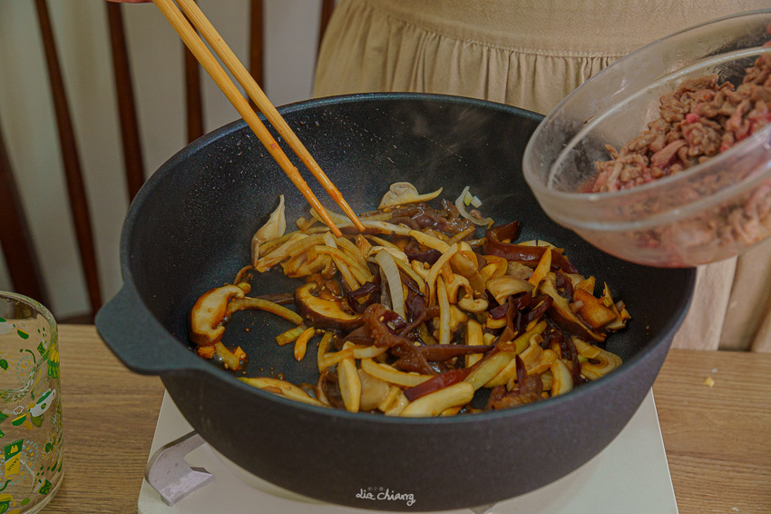 『詹麵、詹粉開箱』簡易料理救星,姆士流紅蔥豬油湯炊粉煮一分鐘就OK!主廚詹姆士推出快速上桌美食,宵夜、忙碌族群的優選美食,還能吃出豐富變化,一次幫你詳細介紹。