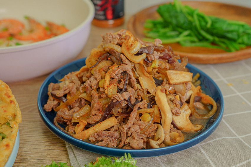 『詹麵、詹粉開箱』簡易料理救星,姆士流紅蔥豬油湯炊粉煮一分鐘就OK!主廚詹姆士推出快速上桌美食,宵夜、忙碌族群的優選美食,還能吃出豐富變化,一次幫你詳細介紹。