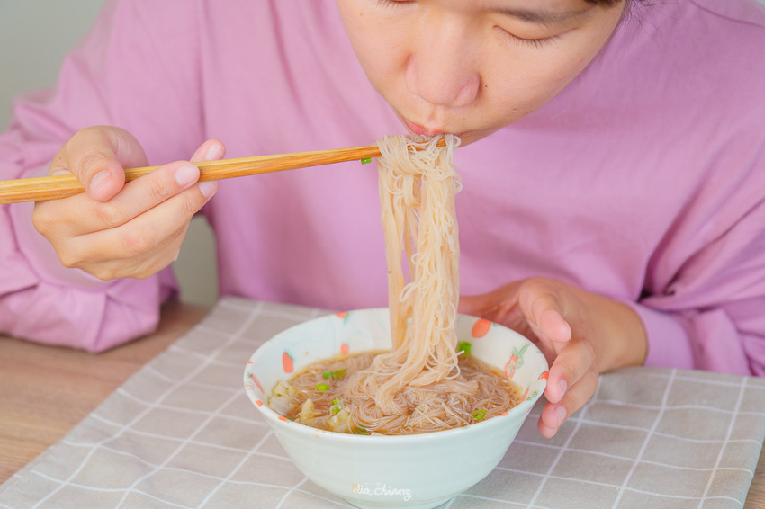 『詹麵、詹粉開箱』簡易料理救星,姆士流紅蔥豬油湯炊粉煮一分鐘就OK!主廚詹姆士推出快速上桌美食,宵夜、忙碌族群的優選美食,還能吃出豐富變化,一次幫你詳細介紹。