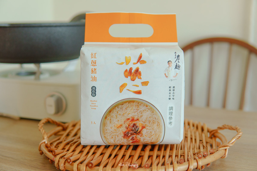 『詹麵、詹粉開箱』簡易料理救星,姆士流紅蔥豬油湯炊粉煮一分鐘就OK!主廚詹姆士推出快速上桌美食,宵夜、忙碌族群的優選美食,還能吃出豐富變化,一次幫你詳細介紹。