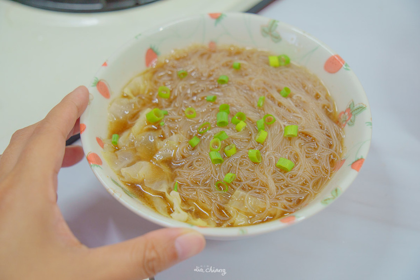 『詹麵、詹粉開箱』簡易料理救星,姆士流紅蔥豬油湯炊粉煮一分鐘就OK!主廚詹姆士推出快速上桌美食,宵夜、忙碌族群的優選美食,還能吃出豐富變化,一次幫你詳細介紹。