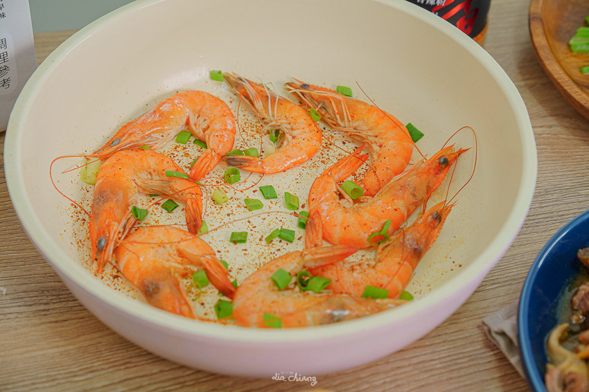 『詹麵、詹粉開箱』簡易料理救星,姆士流紅蔥豬油湯炊粉煮一分鐘就OK!主廚詹姆士推出快速上桌美食,宵夜、忙碌族群的優選美食,還能吃出豐富變化,一次幫你詳細介紹。