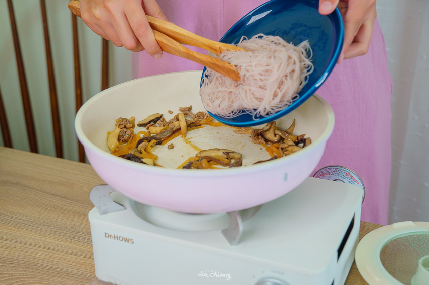 『詹麵、詹粉開箱』簡易料理救星,姆士流紅蔥豬油湯炊粉煮一分鐘就OK!主廚詹姆士推出快速上桌美食,宵夜、忙碌族群的優選美食,還能吃出豐富變化,一次幫你詳細介紹。