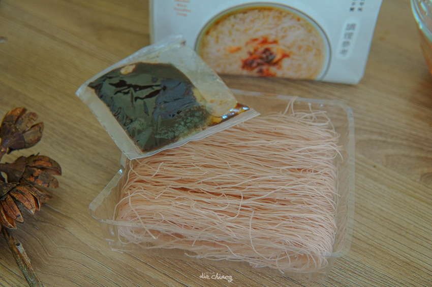 『詹麵、詹粉開箱』簡易料理救星,姆士流紅蔥豬油湯炊粉煮一分鐘就OK!主廚詹姆士推出快速上桌美食,宵夜、忙碌族群的優選美食,還能吃出豐富變化,一次幫你詳細介紹。