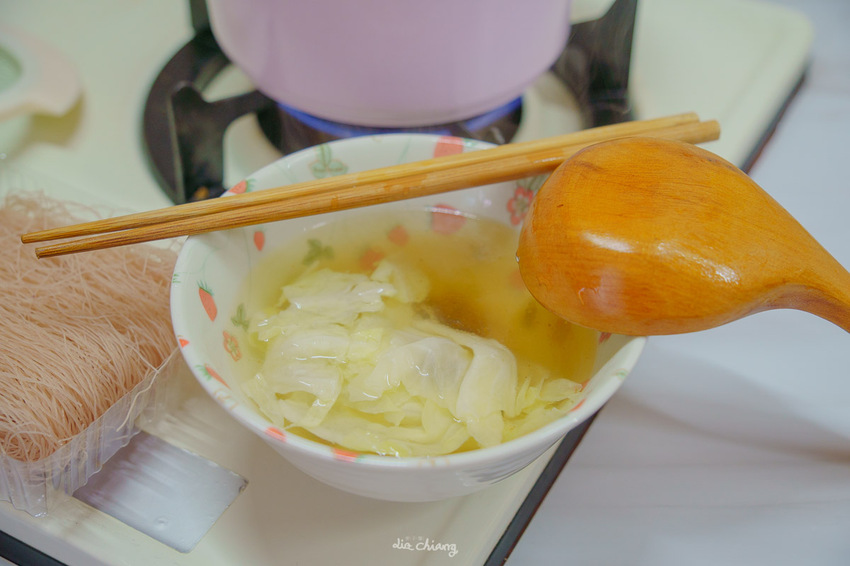 『詹麵、詹粉開箱』簡易料理救星,姆士流紅蔥豬油湯炊粉煮一分鐘就OK!主廚詹姆士推出快速上桌美食,宵夜、忙碌族群的優選美食,還能吃出豐富變化,一次幫你詳細介紹。