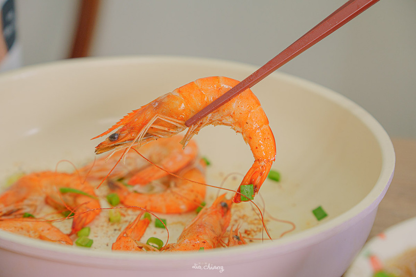 『詹麵、詹粉開箱』簡易料理救星,姆士流紅蔥豬油湯炊粉煮一分鐘就OK!主廚詹姆士推出快速上桌美食,宵夜、忙碌族群的優選美食,還能吃出豐富變化,一次幫你詳細介紹。