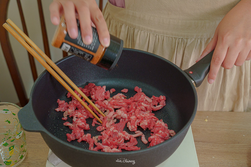 『詹麵、詹粉開箱』簡易料理救星,姆士流紅蔥豬油湯炊粉煮一分鐘就OK!主廚詹姆士推出快速上桌美食,宵夜、忙碌族群的優選美食,還能吃出豐富變化,一次幫你詳細介紹。