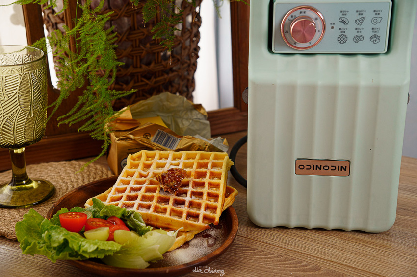 NICONICO 多功能料理點⼼機推薦,烤鬆餅、煎蘿蔔糕、香腸都超適合,外觀馬卡龍色超美~