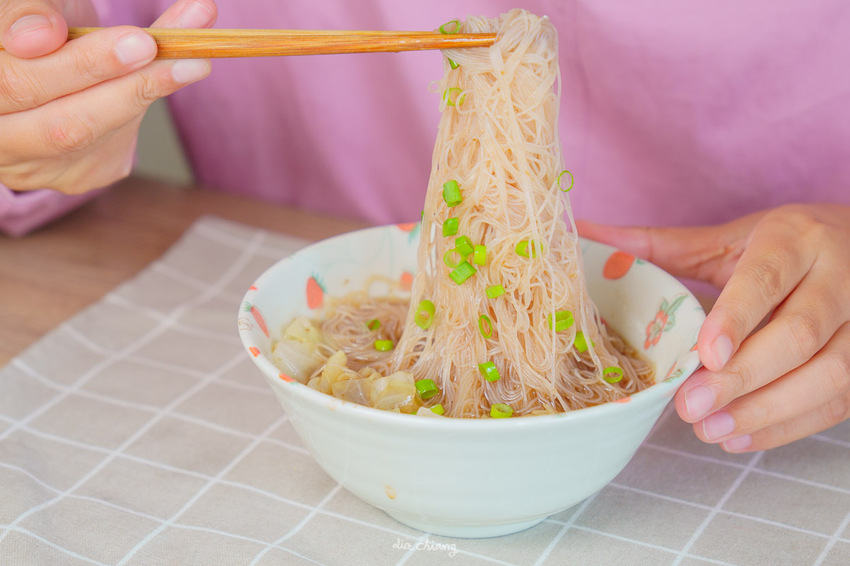 『詹麵、詹粉開箱』簡易料理救星,姆士流紅蔥豬油湯炊粉煮一分鐘就OK!主廚詹姆士推出快速上桌美食,宵夜、忙碌族群的優選美食,還能吃出豐富變化,一次幫你詳細介紹。