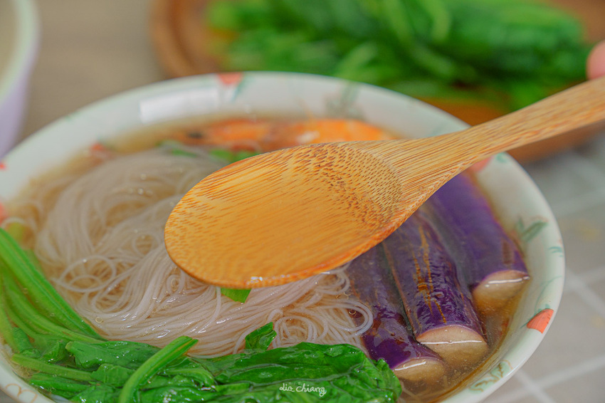 『詹麵、詹粉開箱』簡易料理救星,姆士流紅蔥豬油湯炊粉煮一分鐘就OK!主廚詹姆士推出快速上桌美食,宵夜、忙碌族群的優選美食,還能吃出豐富變化,一次幫你詳細介紹。