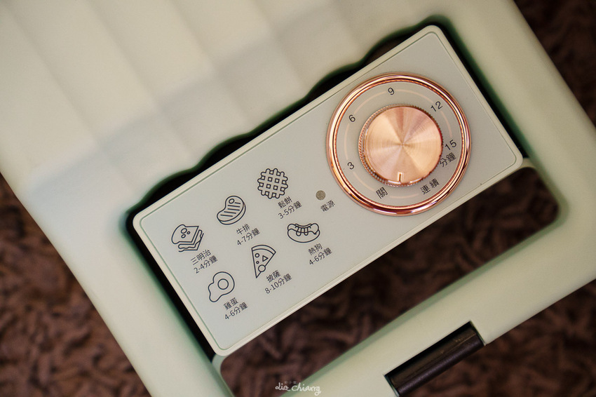 NICONICO 多功能料理點⼼機推薦,烤鬆餅、煎蘿蔔糕、香腸都超適合,外觀馬卡龍色超美~