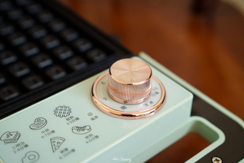 NICONICO 多功能料理點⼼機推薦,烤鬆餅、煎蘿蔔糕、香腸都超適合,外觀馬卡龍色超美~