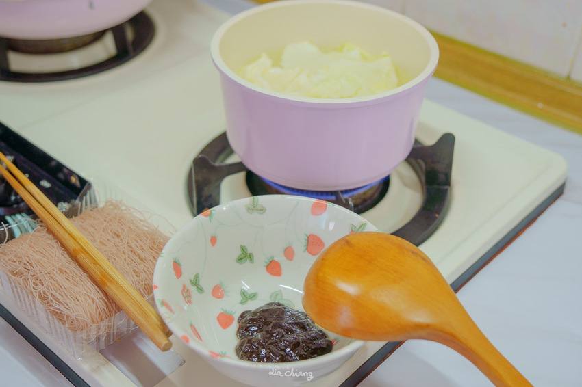 『詹麵、詹粉開箱』簡易料理救星,姆士流紅蔥豬油湯炊粉煮一分鐘就OK!主廚詹姆士推出快速上桌美食,宵夜、忙碌族群的優選美食,還能吃出豐富變化,一次幫你詳細介紹。