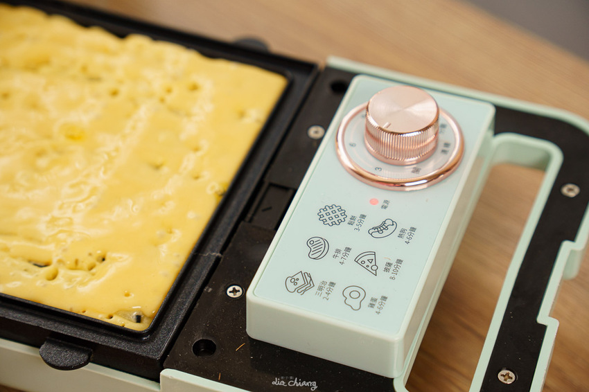 NICONICO 多功能料理點⼼機推薦,烤鬆餅、煎蘿蔔糕、香腸都超適合,外觀馬卡龍色超美~