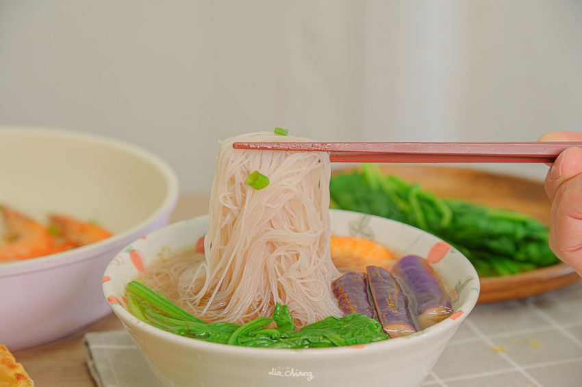 『詹麵、詹粉開箱』簡易料理救星,姆士流紅蔥豬油湯炊粉煮一分鐘就OK!主廚詹姆士推出快速上桌美食,宵夜、忙碌族群的優選美食,還能吃出豐富變化,一次幫你詳細介紹。