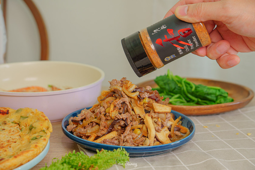 『詹麵、詹粉開箱』簡易料理救星,姆士流紅蔥豬油湯炊粉煮一分鐘就OK!主廚詹姆士推出快速上桌美食,宵夜、忙碌族群的優選美食,還能吃出豐富變化,一次幫你詳細介紹。