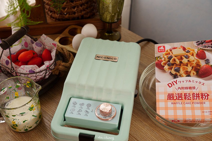NICONICO 多功能料理點⼼機推薦,烤鬆餅、煎蘿蔔糕、香腸都超適合,外觀馬卡龍色超美~