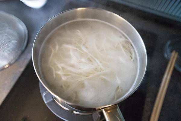 辛香料通通加下去 - 一人份皮蛋拌麵