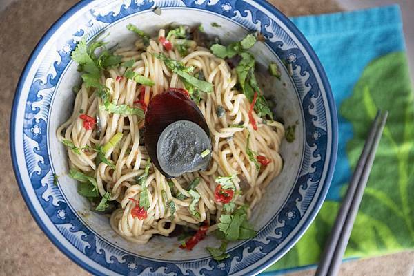 辛香料通通加下去 - 一人份皮蛋拌麵