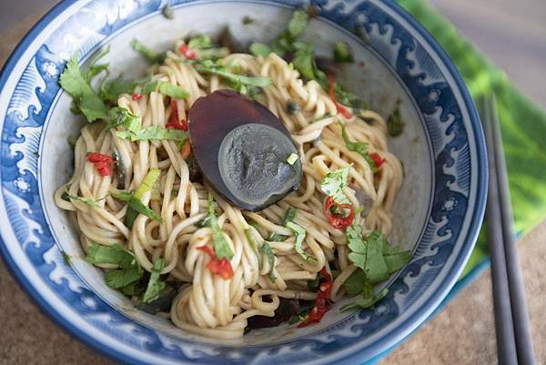 辛香料通通加下去 - 一人份皮蛋拌麵