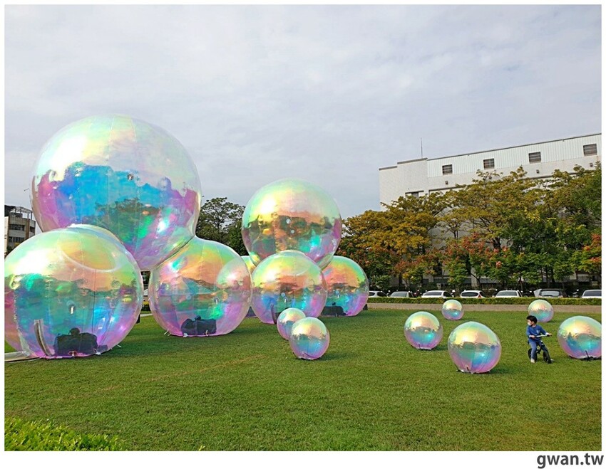 網美快筆記,散落草地的水晶泡泡,晚上還有魔幻聲光超好拍!