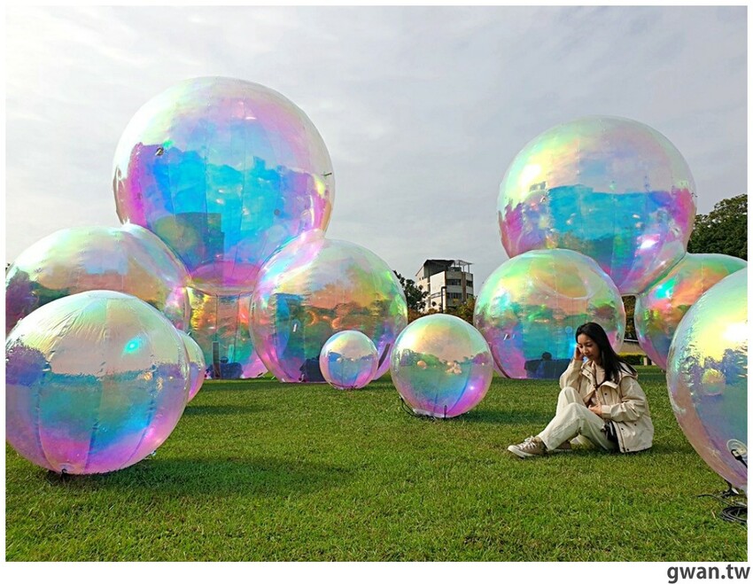 網美快筆記,散落草地的水晶泡泡,晚上還有魔幻聲光超好拍!