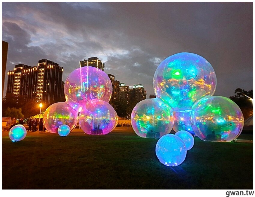 網美快筆記,散落草地的水晶泡泡,晚上還有魔幻聲光超好拍!