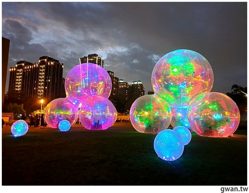 網美快筆記,散落草地的水晶泡泡,晚上還有魔幻聲光超好拍!