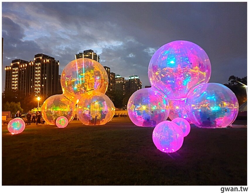 網美快筆記,散落草地的水晶泡泡,晚上還有魔幻聲光超好拍!