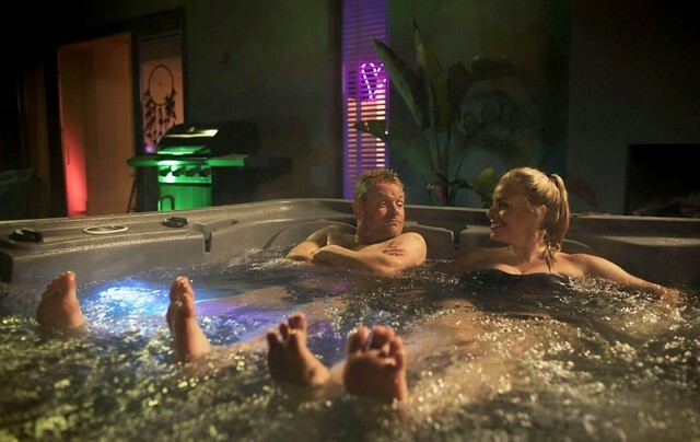 The movie posters & stills of Holand  Movie 《猛男俱樂部》 (Men at Work: Miami) will be launching from Dec 17 , 2021 onwards in Taiwan.