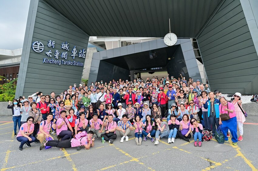 5圖說-由嘉義醫師公會組團參與的 大鷹旅遊鐵道環島 第220梯次 在新城車站合影 留下美麗