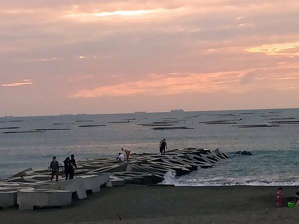 【摩托車自駕遊台南X五倍券振興之旅】第二站:黃金海岸與喜樹沙灘、黃金海岸方舟、金舟咖啡