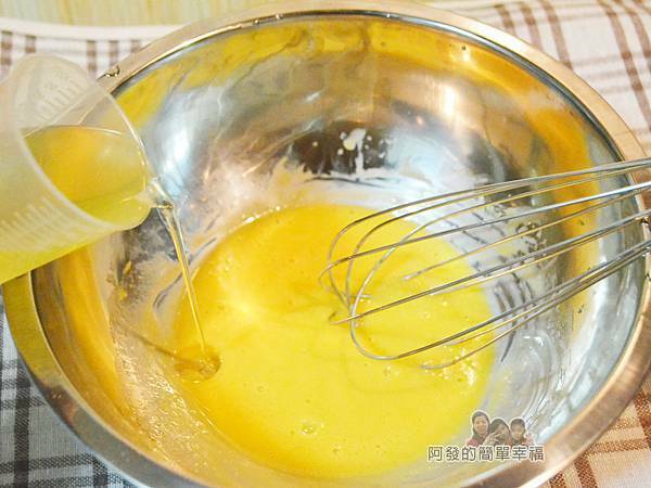 手打蒜味美乃滋04-倒入少許蒜風味油