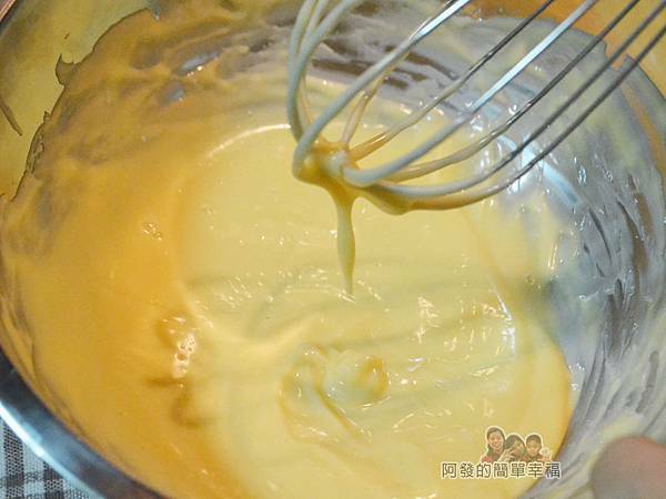 手打蒜味美乃滋07-打到濃稠狀