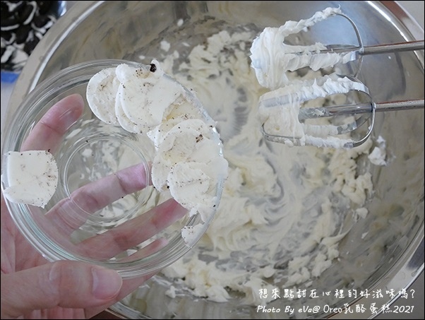 【簡單做甜點】Oreo乳酪蛋糕，心情不好時想要來點甜在心裡的好滋味嗎?零失敗、免烤箱、無吉利丁也能做出好