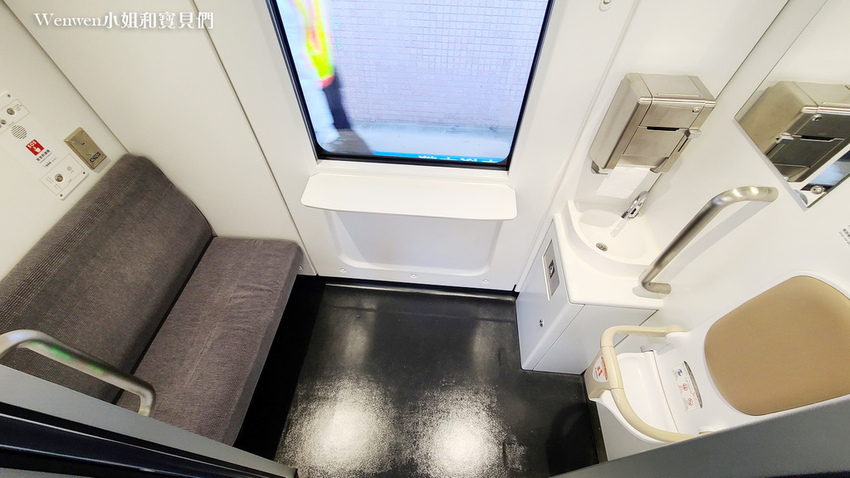 2021.12.08 試乘台鐵EMU3000新城際列車內部 商務艙騰雲座艙 無障礙廁所 友善車廂哺乳室 周邊商品 (21).jpg 2021.12.08 試乘台鐵EMU3000新城際列車內部 商務艙騰雲座艙 無障礙廁所 友善車廂哺乳室 周邊商品 (21).jpg