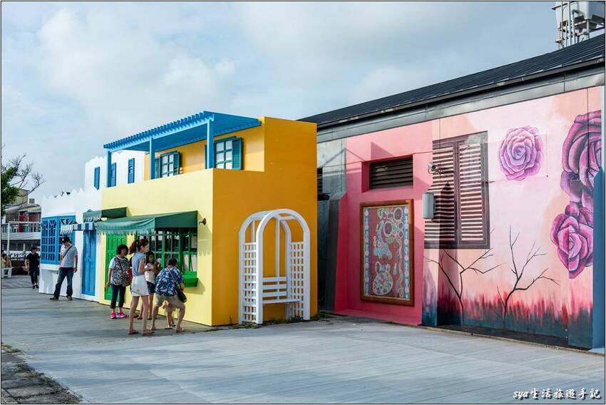 北門遊客中心外面四周有許多彩繪牆面可供拍照、留影，這也是來到北門不可錯過的拍照行程。