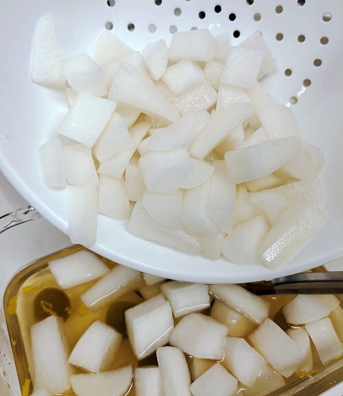 【食譜】醃蘿蔔做法! 帶有果香美味的小撇步與比例，開胃又涮嘴!