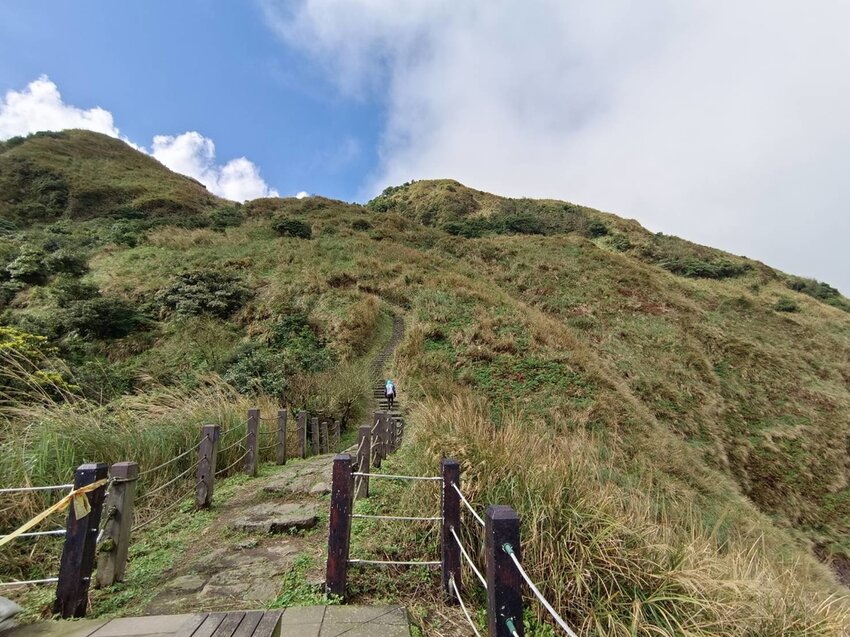 【台北.北投】陽明山免費景點。七星山冷水坑登山口-東峰-主峰-夢幻湖-冷水坑路線