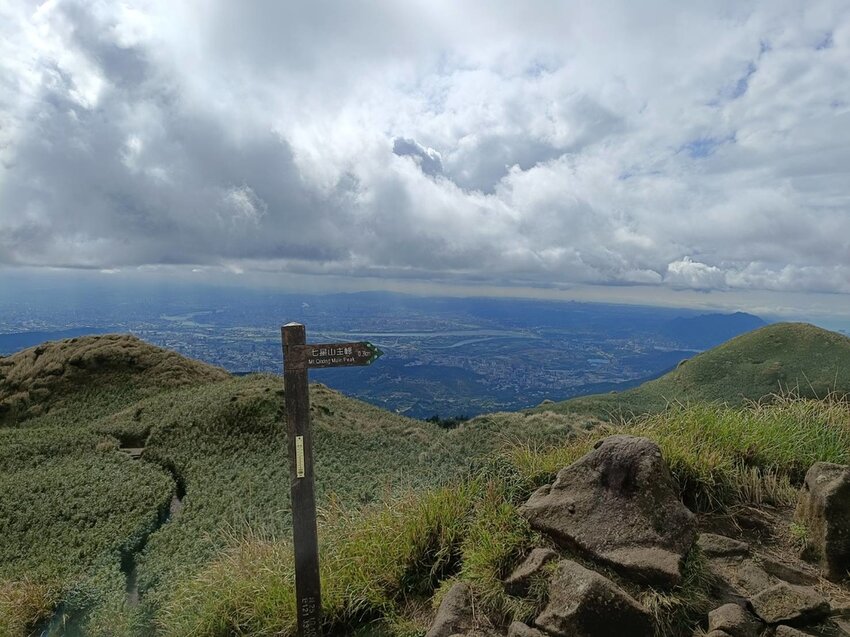 【台北.北投】陽明山免費景點。七星山冷水坑登山口-東峰-主峰-夢幻湖-冷水坑路線