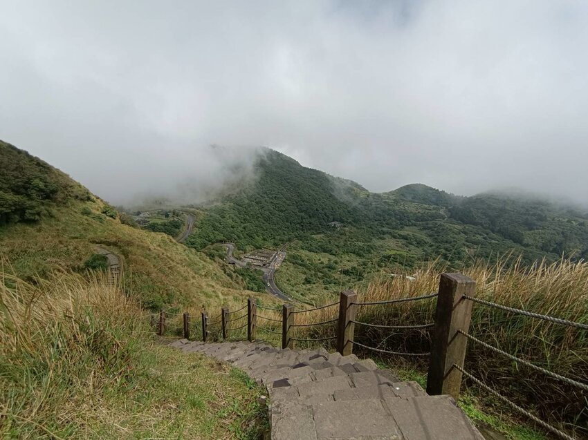 【台北.北投】陽明山免費景點。七星山冷水坑登山口-東峰-主峰-夢幻湖-冷水坑路線