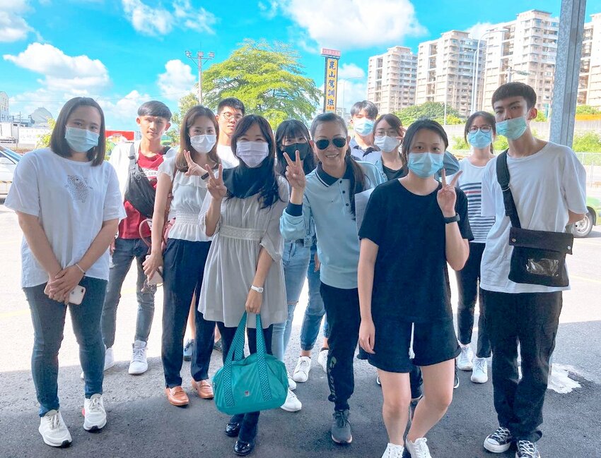 台南駕訓班女教練推薦/專業親切有耐心/近20年教學資歷/原車原場地考照/自在學開車無壓力/輕鬆考照一次過關-「台南崑山駕訓班朱美蓮教練」