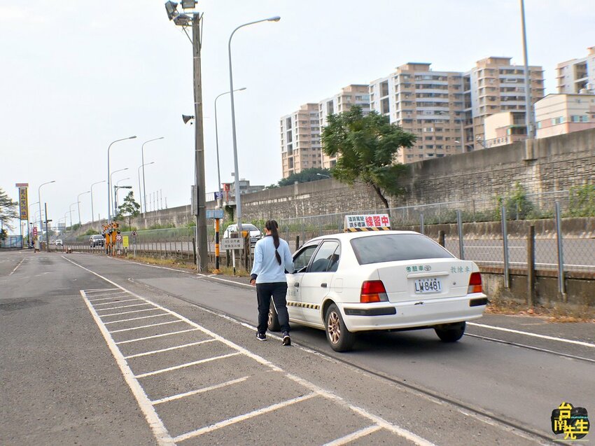 台南駕訓班女教練推薦/專業親切有耐心/近20年教學資歷/原車原場地考照/自在學開車無壓力/輕鬆考照一次過關-「台南崑山駕訓班朱美蓮教練」