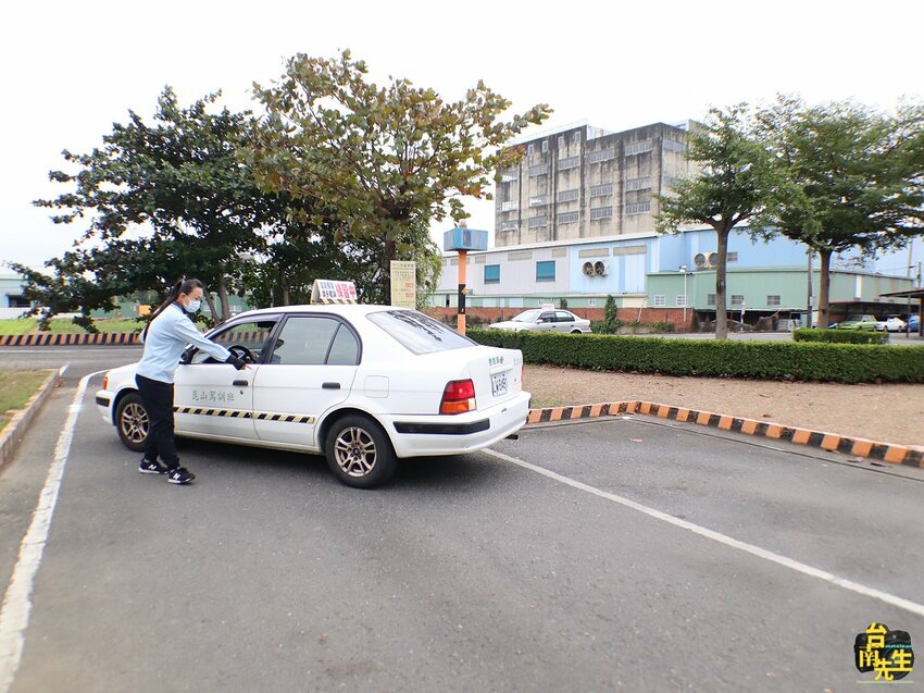 台南駕訓班女教練推薦/專業親切有耐心/近20年教學資歷/原車原場地考照/自在學開車無壓力/輕鬆考照一次過關-「台南崑山駕訓班朱美蓮教練」
