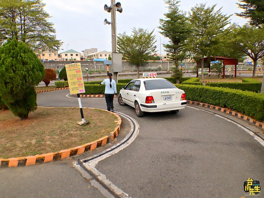 台南駕訓班女教練推薦/專業親切有耐心/近20年教學資歷/原車原場地考照/自在學開車無壓力/輕鬆考照一次過關-「台南崑山駕訓班朱美蓮教練」