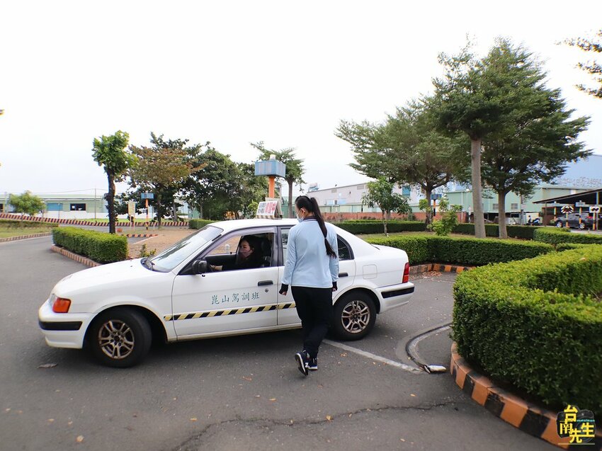 台南駕訓班女教練推薦/專業親切有耐心/近20年教學資歷/原車原場地考照/自在學開車無壓力/輕鬆考照一次過關-「台南崑山駕訓班朱美蓮教練」