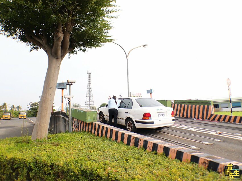 台南駕訓班女教練推薦/專業親切有耐心/近20年教學資歷/原車原場地考照/自在學開車無壓力/輕鬆考照一次過關-「台南崑山駕訓班朱美蓮教練」