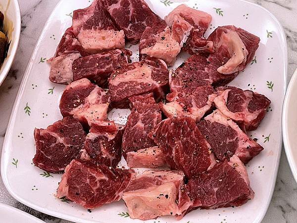 動手下廚│傳說中的海鮮控-佐佐鮮：中秋在家也能享受海陸饗宴，烤肉必備好料-澎湃海陸燒烤宴-小海陸(3-5人)6樣%2F組│美國骰子牛(板腱牛)、美國無骨牛小排、魷魚、草蝦、日本生蠔、扇貝│（外銷等級海鮮水產）海鮮烤肉食材配送到府