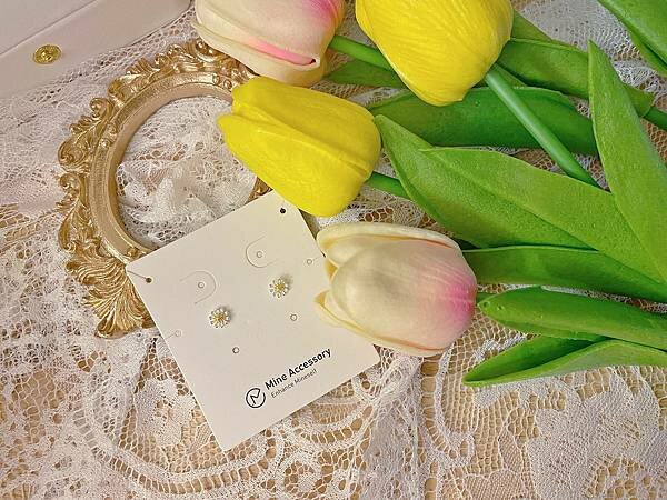 小雛菊．耳針｜轉珠純銀耳環、小隻女穿搭│送自己一份美的禮物：Mine Accessory飾品│純銀材質、純銀耳環、飾品推薦、購買純銀商品即贈拭銀布